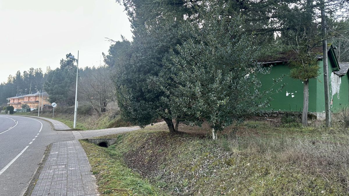 A la derecha, unas antiguas oficinas de la MSP en Sancedo y, a pocos metros, la finca con los chalés de protección oficial.