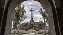 La Guardia Civil impide a un grupo de personas entrar a misa en el Valle de los Caídos