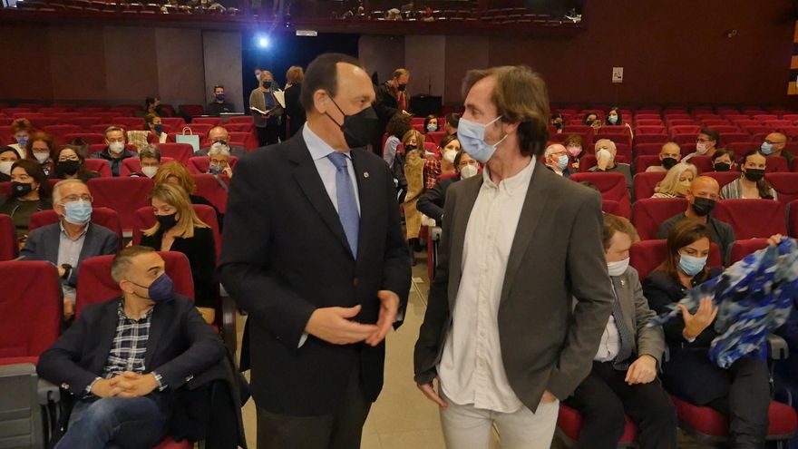 El rector José Carlos Gómez Villamandos junto al director Hugo Lasarte