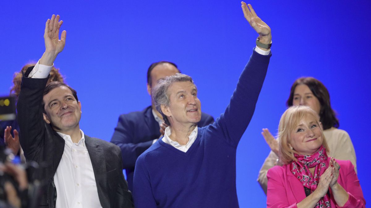 El candidato a la Presidencia de la Junta de Castilla y León, Alfonso Fernández Mañueco, junto al presidente del Partido Popular, Alberto Núñez Feijóo, este viernes en Salamanca.