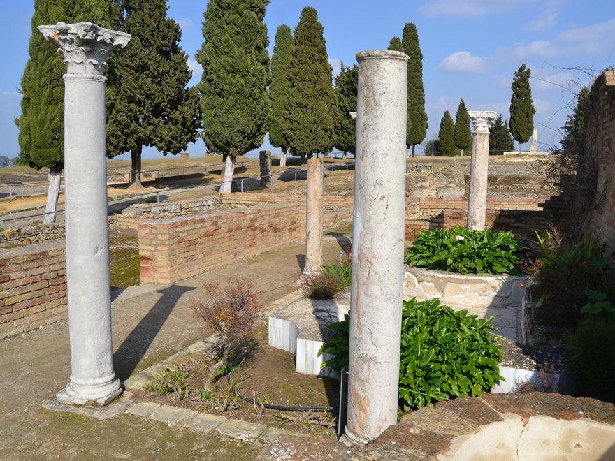 Viejas columnas romanas en el 'Barrio de Trajano'.