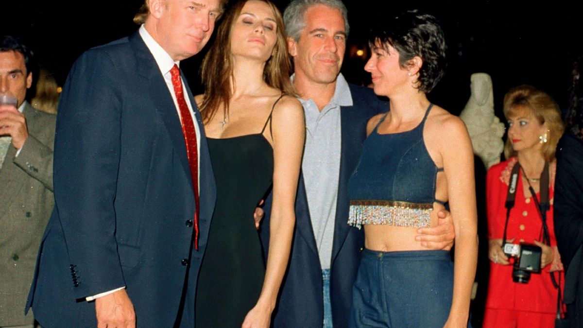 Donald Trump, Melania Knauss (después Trump); el financiero (y futuro delincuente sexual convicto) Jeffrey Epstein; y Ghislaine Maxwell, en el club Mar-a-Lago, Palm Beach, Florida, el 12 de febrero de 2000.