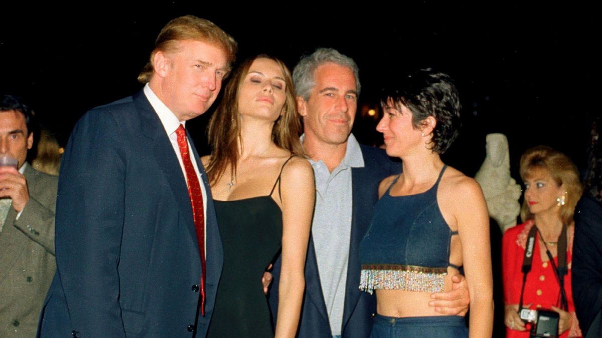 Donald Trump, Melania Knauss (después Trump); el financiero (y futuro delincuente sexual convicto) Jeffrey Epstein; y Ghislaine Maxwell, en el club Mar-a-Lago, Palm Beach, Florida, el 12 de febrero de 2000.