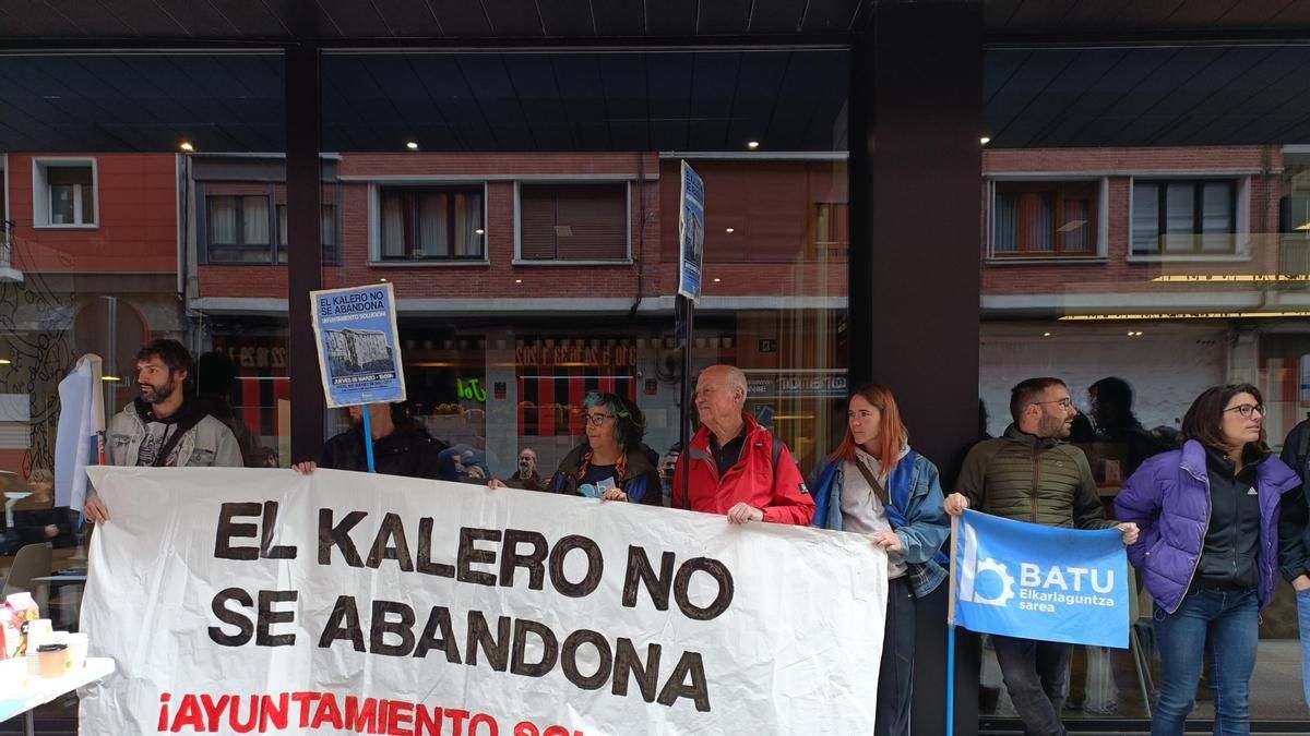Vecinos de Basauri afectados por el incendio de enero se encierran en un hotel hasta que les den una solución "digna"
