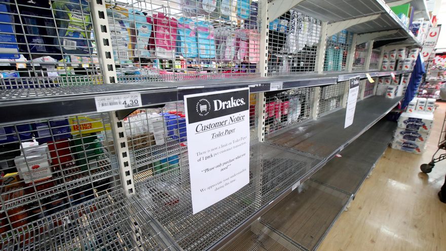 Estante de papel higiénico vacío, en un supermercado de Adelaide, Australia. EFE/EPA/KELLY BARNES