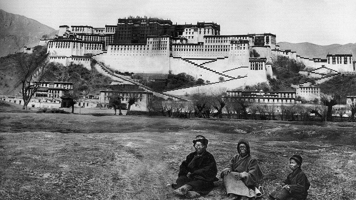 Aphur Yongden, Alexandra David-Néel y un niño tibetano frente al templo Potala, en Lhasa, en 1924.