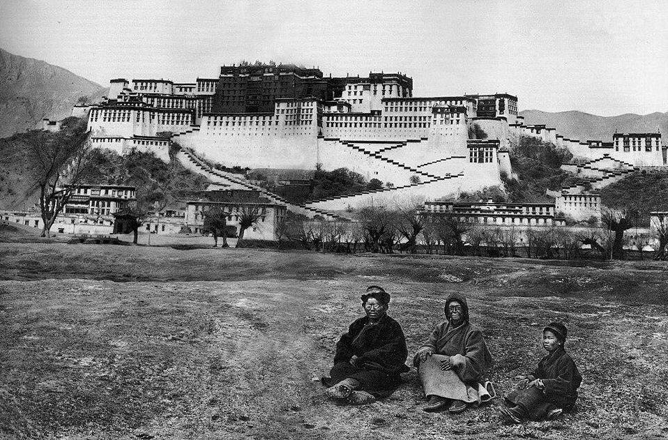 Aphur Yongden, Alexandra David-Néel y un niño tibetano frente al templo Potala, en Lhasa, en 1924.