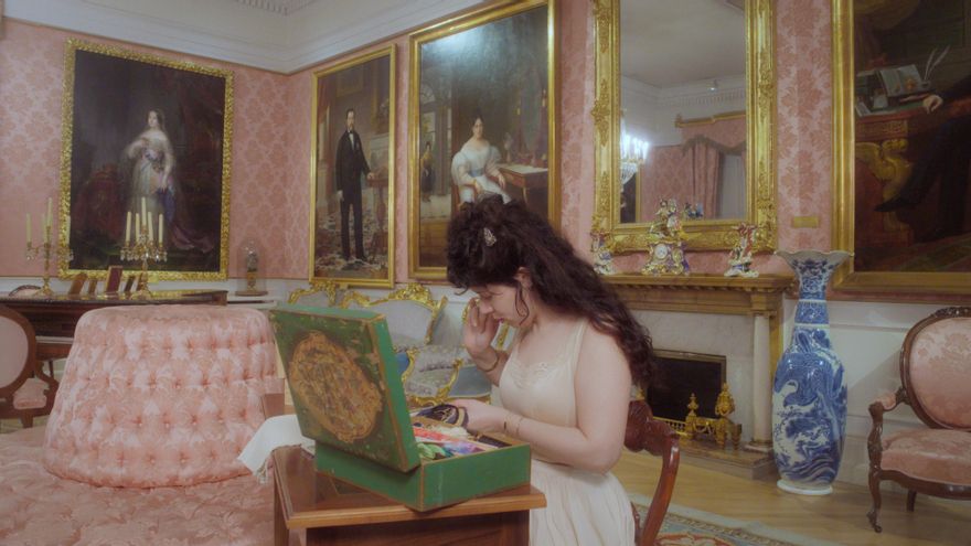 Una exposición rescata las “pequeñeces” que sirvieron de refugio doméstico para la mujer del siglo XIX