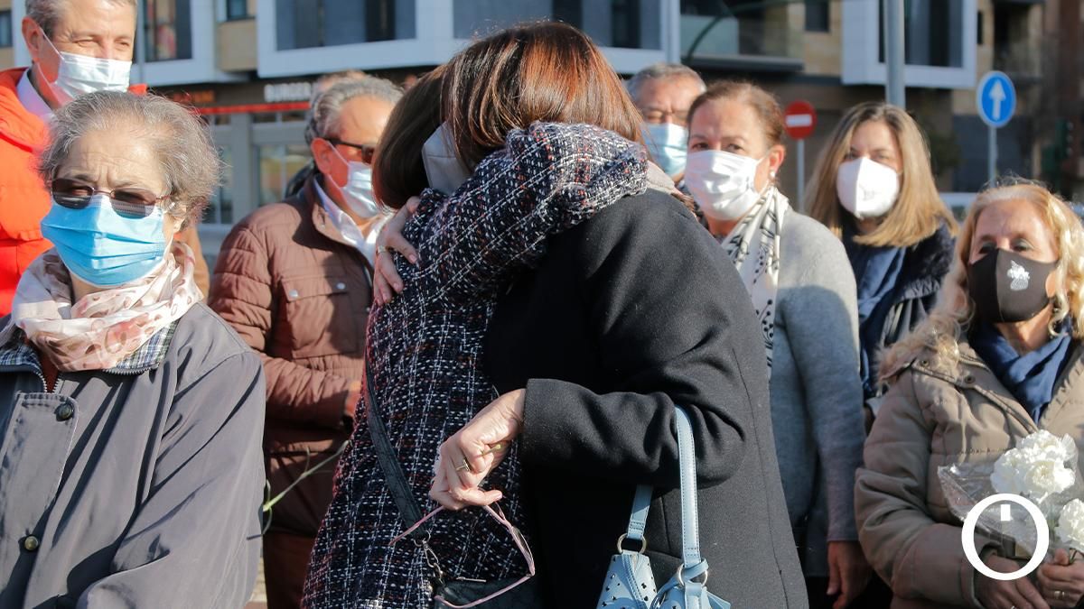 Ofrenda floral en recuerdo de María de los Ángeles García y María Soledad Muñoz