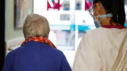 Una usuaria y una trabajadora en una residencia de ancianos