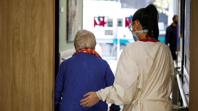 Una usuaria y una trabajadora en una residencia de ancianos