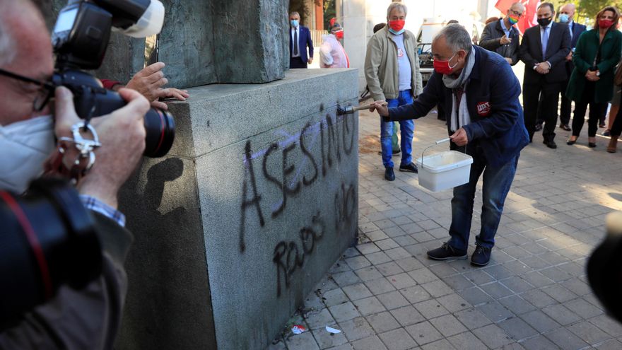 El secretario General de UGT, Pepe Álvarez, participa en la limpieza de la estatua del ex secretario general de UGT y ex presidente del Gobierno de España Francisco Largo Caballero