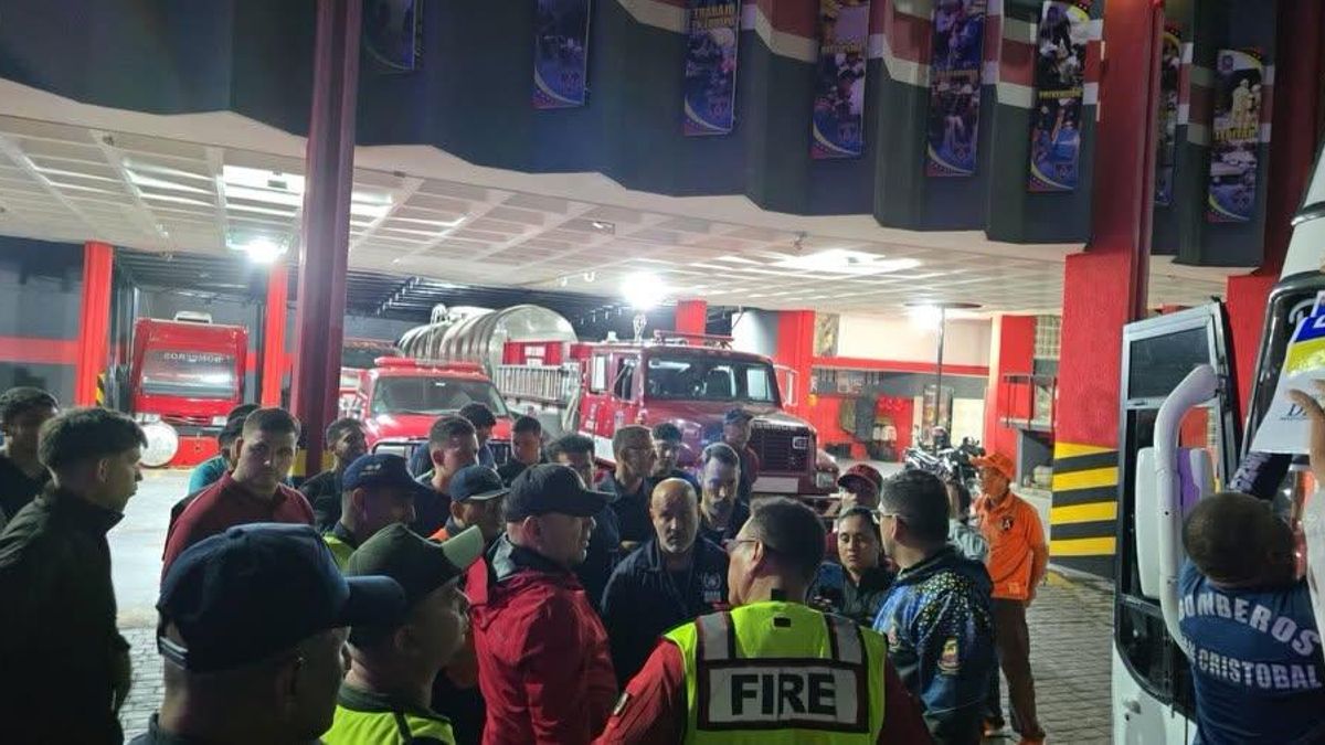 Llegan a Venezuela los tres bomberos de Córdoba y el guía canino que participarán en tareas de rescate.