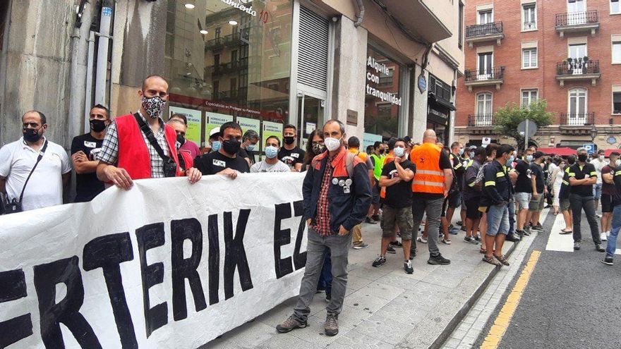 Iker Gonzalo, a la derecha, durante la concentración por el ERTE de Petronor