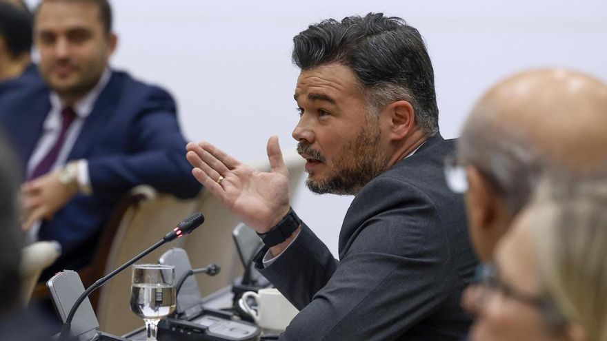 El portavoz de ERC, Gabriel Rufián, durante la comisión de investigación del Congreso sobre la llamada operación Cataluña, en la que comparecen el expresidente del Gobierno Mariano Rajoy y el exministro del Interior Jorge Fernández Díaz, este miércoles.