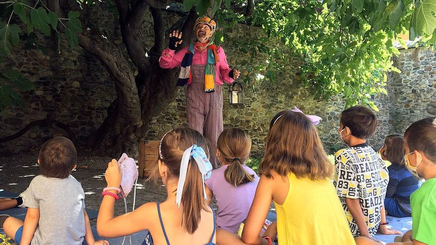 Las funciones del ciclo de teatro infantil tienen lugar 'A la sombra de la Higuera' situada en el patio del Museo del Bierzo.