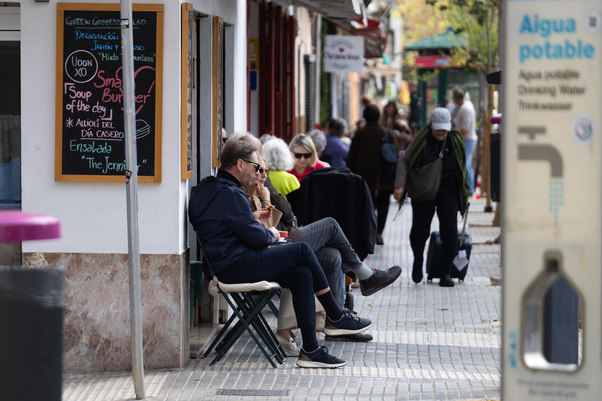 Clientes en la terraza de un bar de Santa Catalina