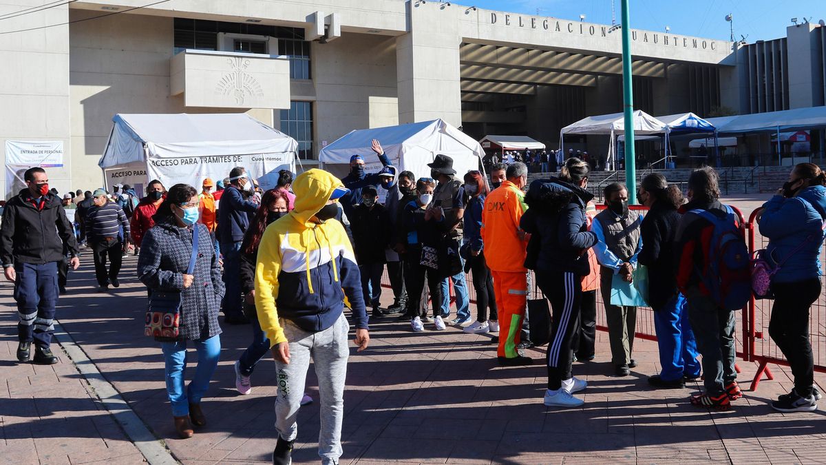 Decenas de ciudadanos hacen fila para tomarse la prueba de coronavirus hoy, en la Ciudad de México (México). EFE/ José Pazos
