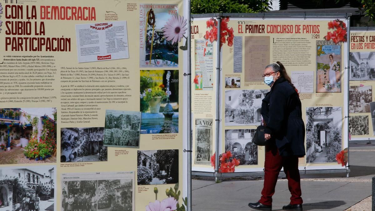 Inauguración de la exposición '100 Años de Patios' en la Plaza de las Tendillas.