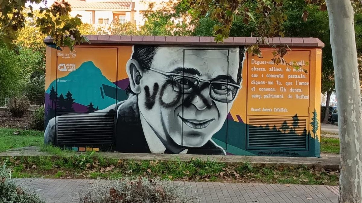 Vandalizan pintando "Vox" un mural de Vicent Andrés Estellés en la Vall d'Uixó