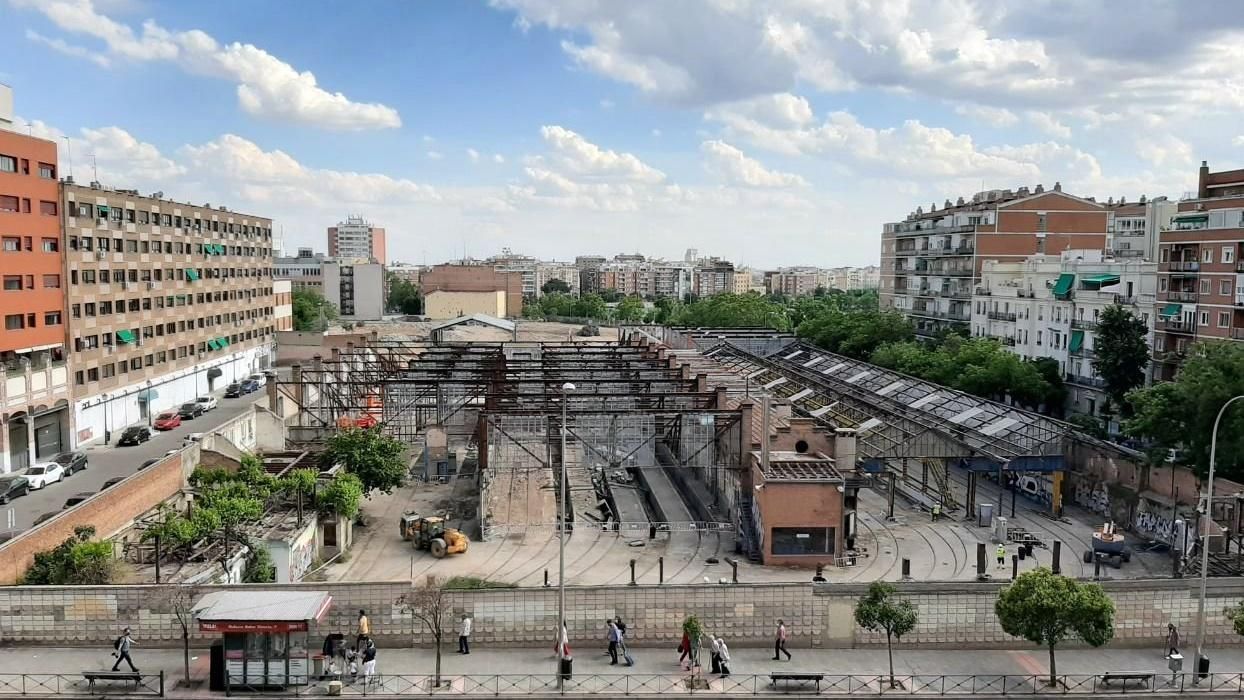 Retirada de tejados durante la demolición de Cocheras de Cuatro Caminos