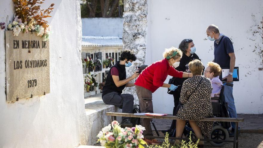 La antropóloga de Arqueoantro realiza la prueba de ADN a una descendiente de los represaliados enterrados en las fosas comunes del cementerio civil de Castelló.