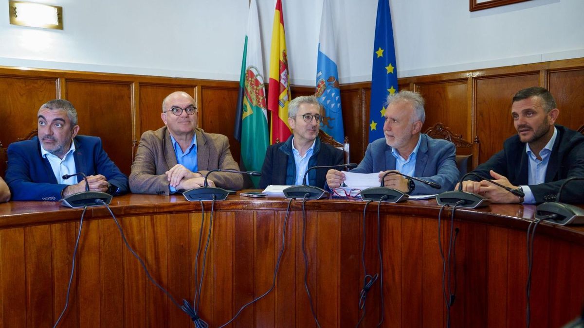 El ministro de Política Territorial y Memoria Democrática, Ángel Víctor Torres  (2d),  junto alcalde de El Paso, Eloy Martín (1d), este jueves, en su visita al Ayuntamiento de El Paso.