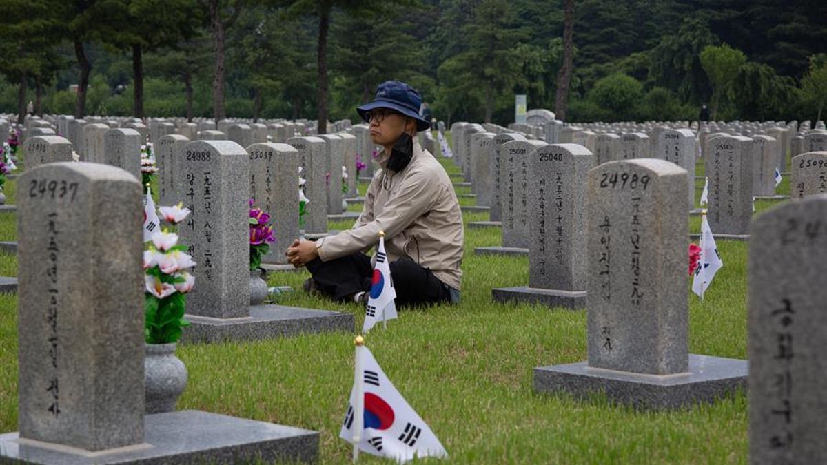 Un familiar de un fallecido durante la Guerra de Corea visita el cementerio nacional de Seúl en el Memorial Day.