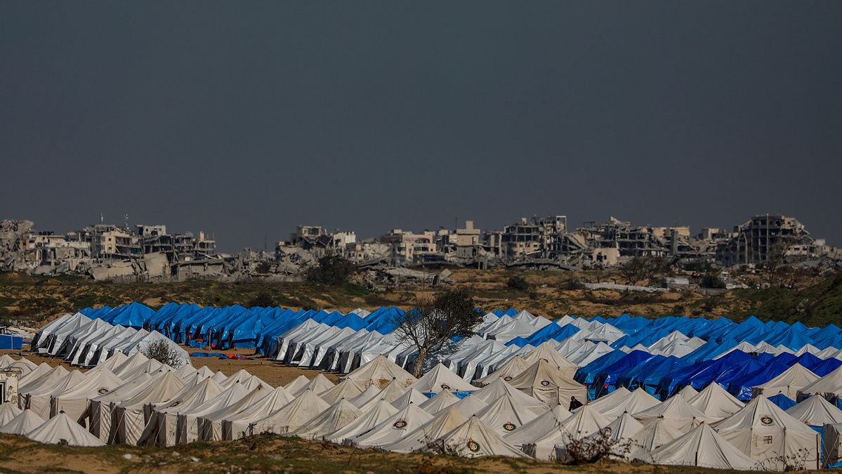 Palestinos preparan un campamento para albergar a familias palestinas desplazadas en la zona de Netzarim, ubicada entre la parte sur de la ciudad de Gaza y la franja central de Gaza, el 17 de enero de 2026, en medio de un alto el fuego entre Israel y Hamás. Alrededor de 1.9 millones de personas en Gaza, casi el 90 por ciento de la población, han sido desplazadas desde que comenzó el conflicto entre Israel y Hamás en octubre de 2023, según la ONU. EFE/EPA/MOHAMMED SABER