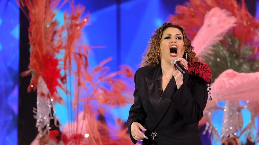 La cantante Cristina Ramos durante su actuación de homenaje a Raffaela Carrá en la Gala Drag Queen. EFE/ Angel Medina G.