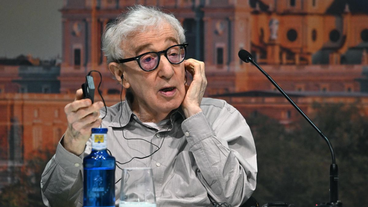 Woody Allen responde a la prensa en la presentación de su próxima película