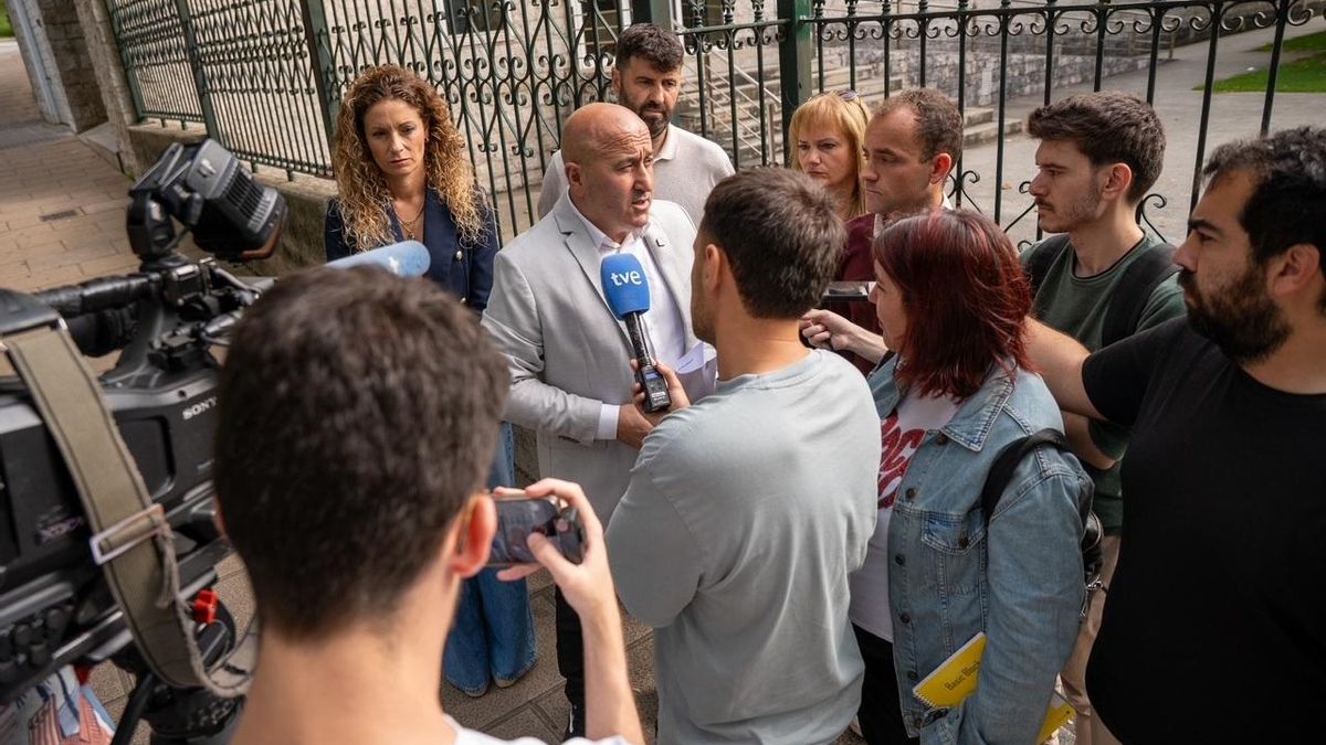 El secretario de Organización del PSOE de Cantabria tras denunciar presuntas "irregularidades" en el Ayuntamiento de Liendo.