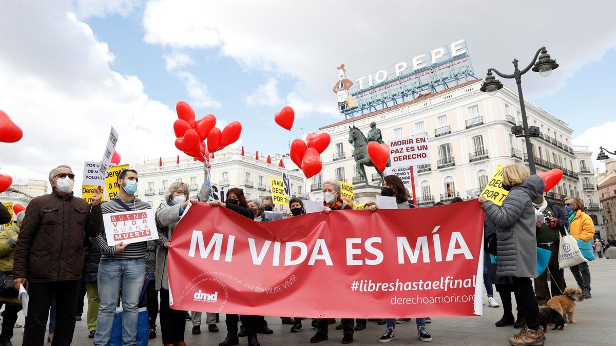 Imagen de archivo de Miembros de la asociación Derecho a Morir Dignamente concentrados en la Puerta del Sol