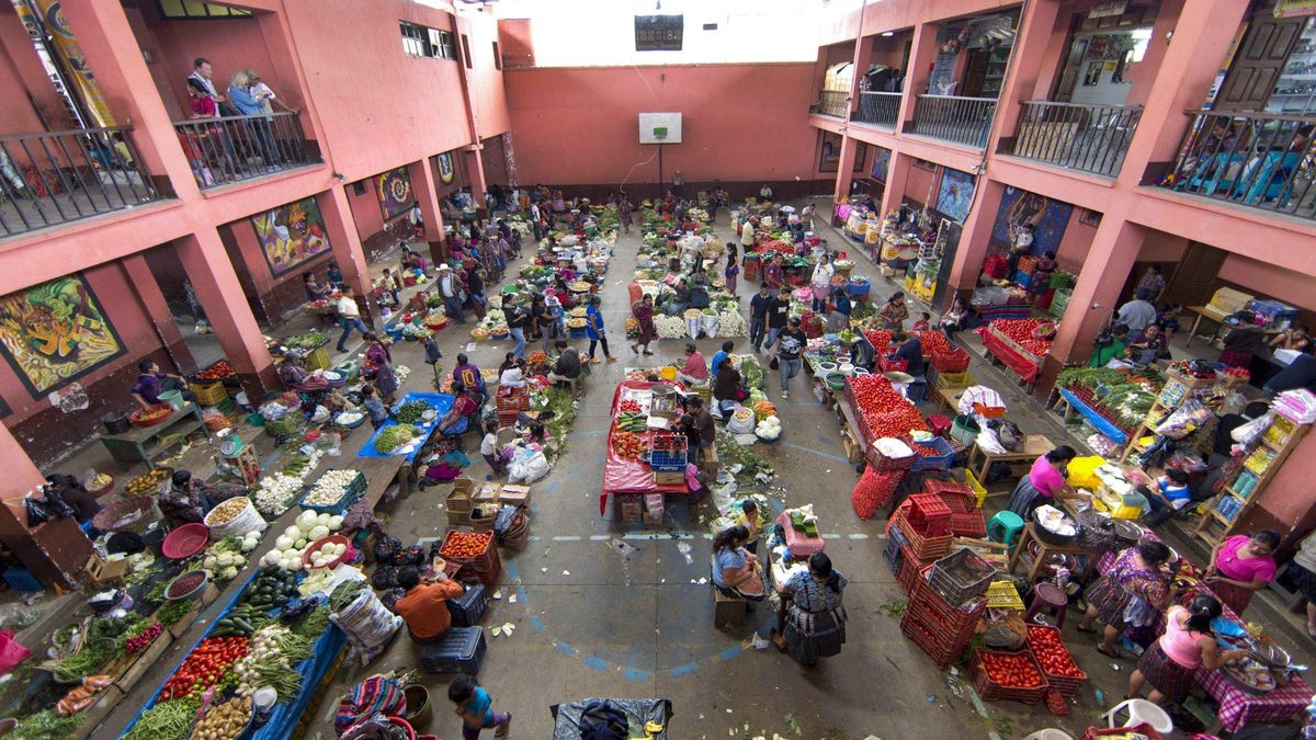 Un mercado cubierto en Guatemala. Las estructuras antiguas como esta, con techos de chapa o lámina, pueden hacer que los vendedores sean más vulnerables al calor extremo.