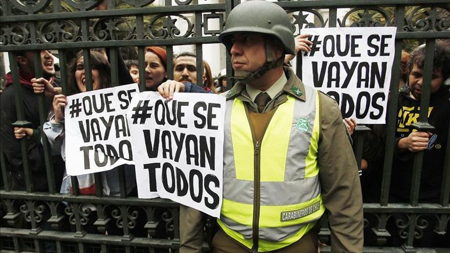 Estudiantes chilenos marchan en Santiago y se enfrentan con la policía