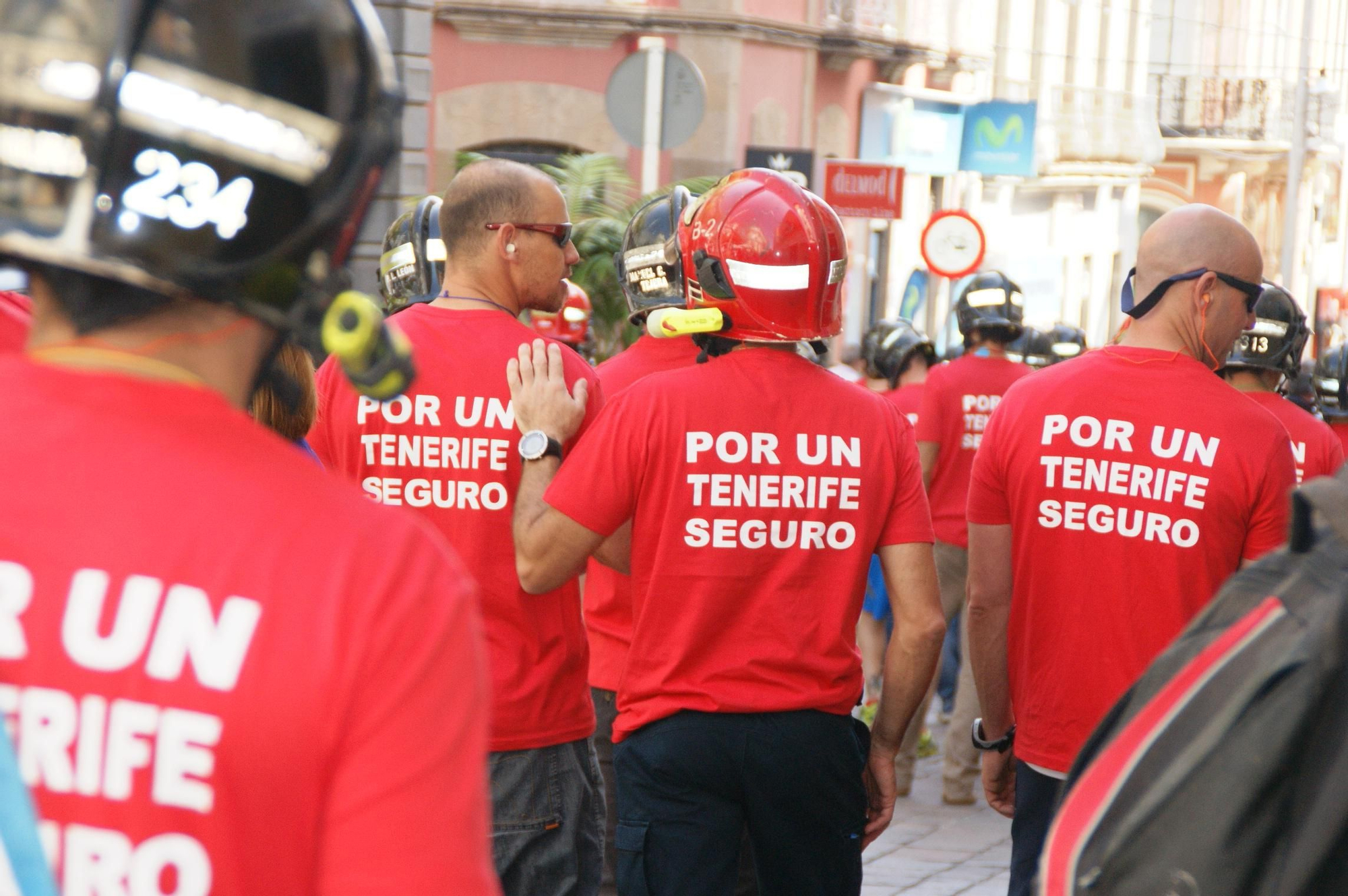Los bomberos no pueden vestir su uniforme reglamentario durante las protestas