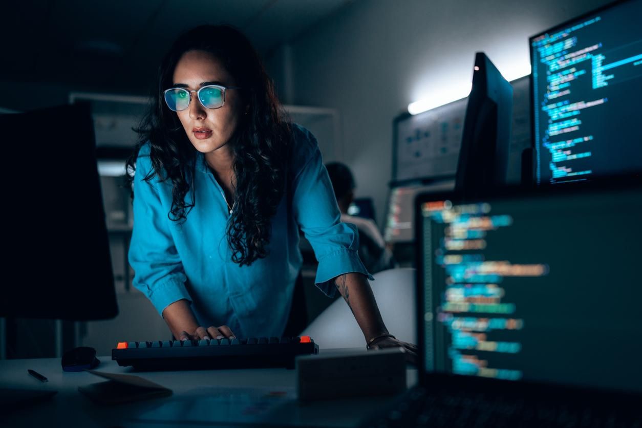 Una programadora trabajando con lenguaje HTML.