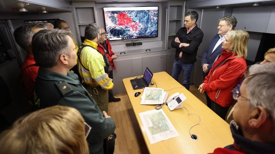 Pedro Sánchez y Ximo Puig en el Puesto de Mando Avanzado del incendio forestal de Villanueva de Viver (Castellón).