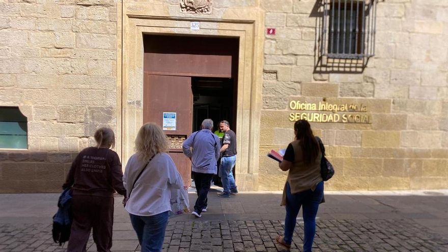 Primer día de regularización en Logroño: "Sin papeles no hay trabajo y cuesta sobrevivir"