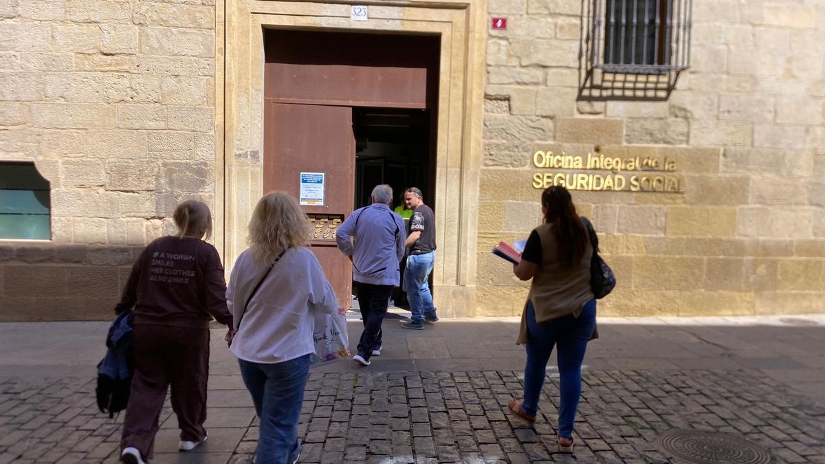 Primer día de regularización en Logroño: "Sin papeles no hay trabajo y cuesta sobrevivir"