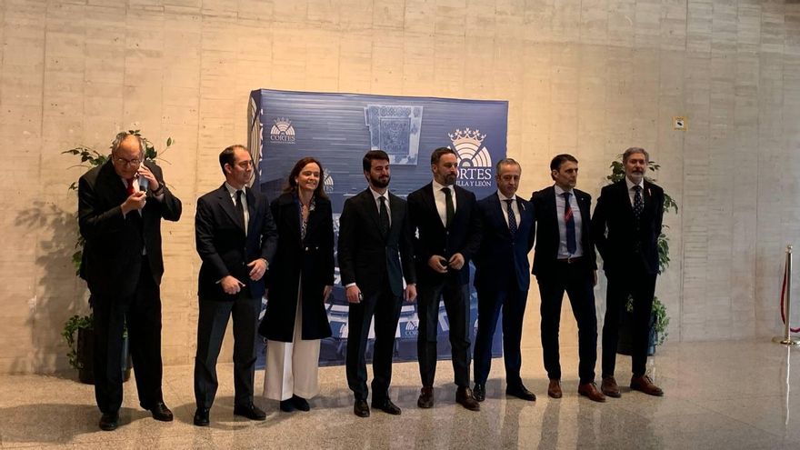 Abascal posa junto a Juan García-Gallardo y el resto de parlamentarios de Vox en Castilla y León a su llegada al debate de investidura.
