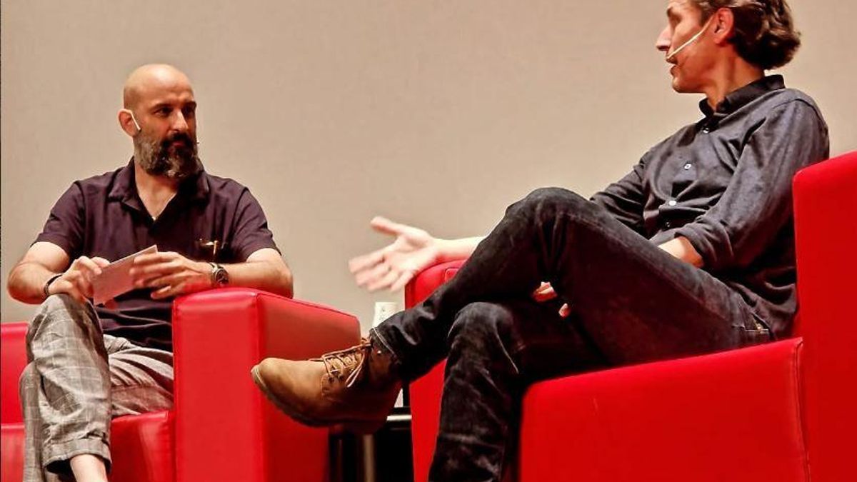 Franco con el cineasta Rodrigo Cortés en una conversación en la Filmoteca de Cantabria Mario Camus.