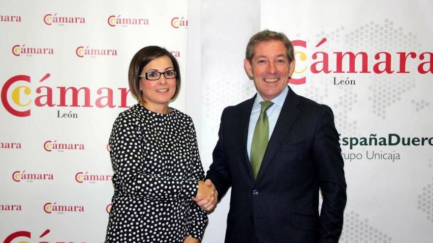 Ical. La directora territorial de EspañaDuero en León, Margarita Serna, y el presidente de la Cámara de Comercio, Javier Vega, firman un convenio.