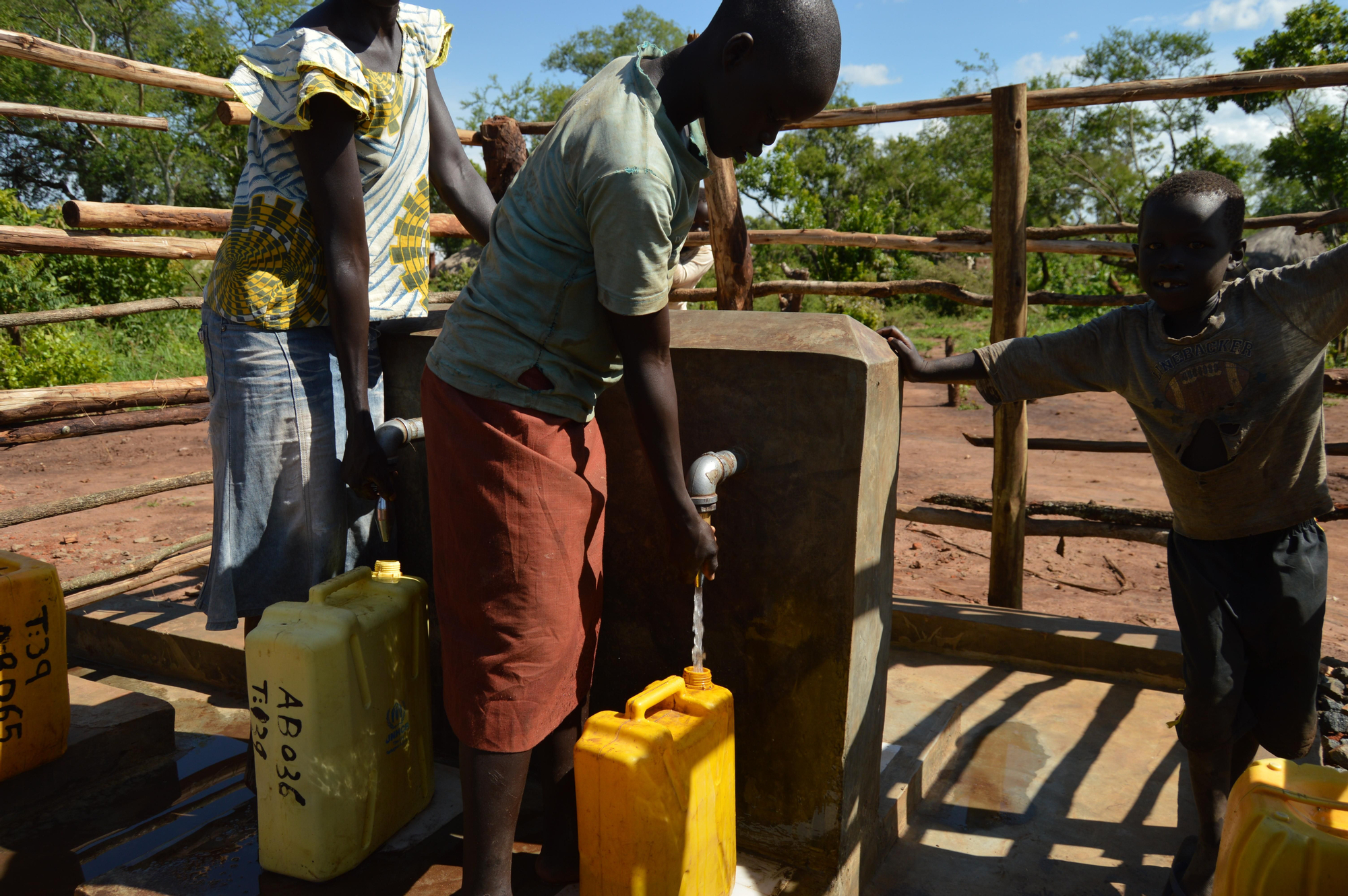 Desde julio de 2016, cuando nuevos combates estallaron en Juba, Sudán del Sur, Uganda sigue recibiendo refugiados del país vecino. Según Acnur, el número total de refugiados sudaneses en Uganda es superior a un millón, con un promedio de 2.000 nuevos refugiados cada día. Con la actual estación lluviosa, las inundaciones han afectado partes de los asentamientos de refugiados y otros refugios de los desplazados. Las fuertes lluvias también han causado que las carreteras se deterioren, lo que conlleva un menor acceso a agua potable y a servicios de saneamiento más pobres en las zonas afectadas; Existe un alto riesgo de cólera y otras enfermedades transmitidas por el agua. Fotografía: Yuna Cho/MSF