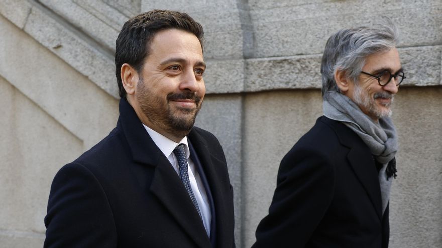 El teniente fiscal de la Secretaría Técnica, Diego Villafañe (i) a su salida este miércoles del Tribunal Supremo, donde comparece como investigado ante el juez que indaga la filtración de información sobre la investigación abierta a Alberto González Amador, pareja de la presidenta madrileña, Isabel Díaz Ayuso, por fraude fiscal. EFE/ Mariscal