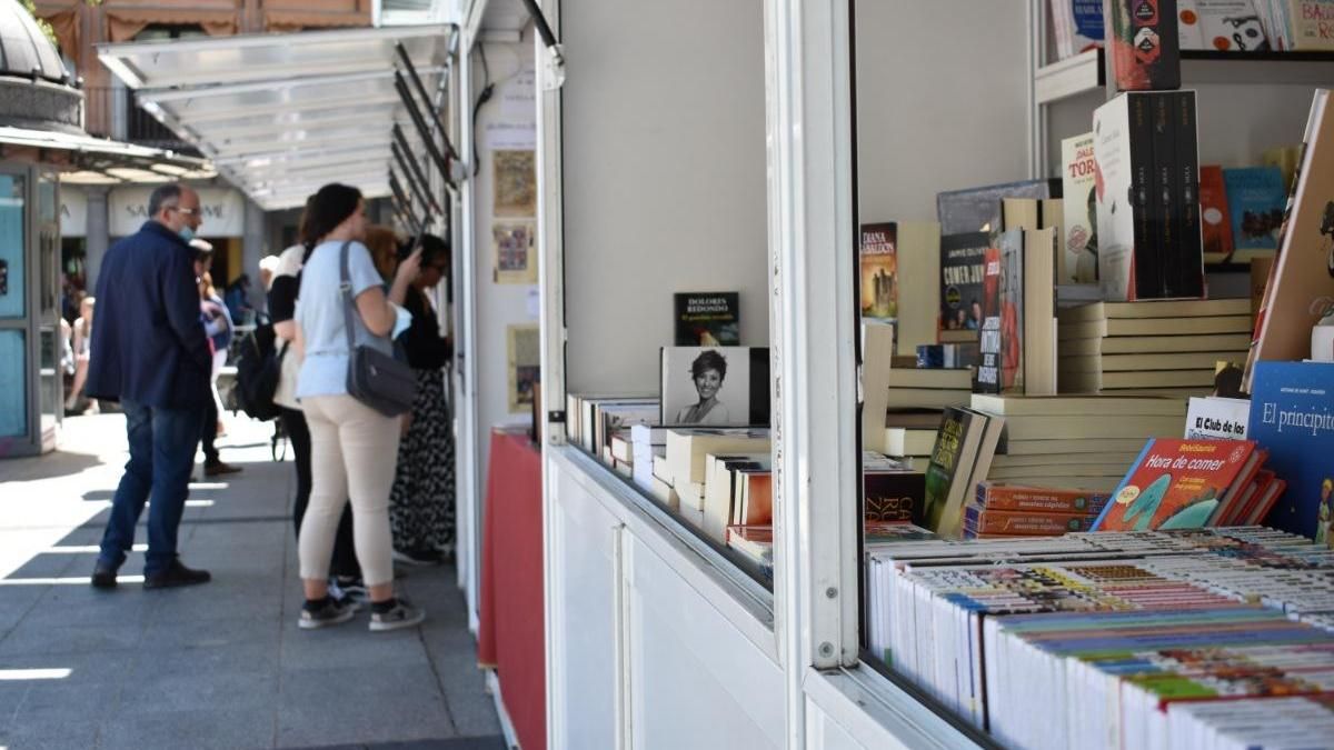 Donde faltan libros, sobran consignas