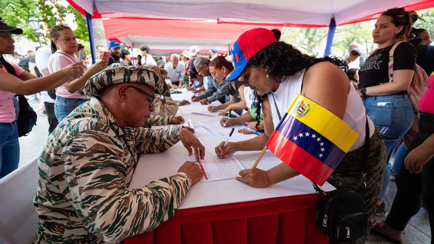 Chavistas acuden en Caracas a alistarse en la Milicia e instan a la población a sumarse