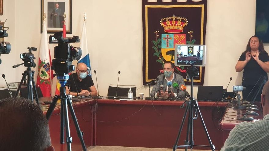 Jonathan Felipe, alcalde de Breña Alta, durante la rueda de prensa celebrada en la mañana de este martes.