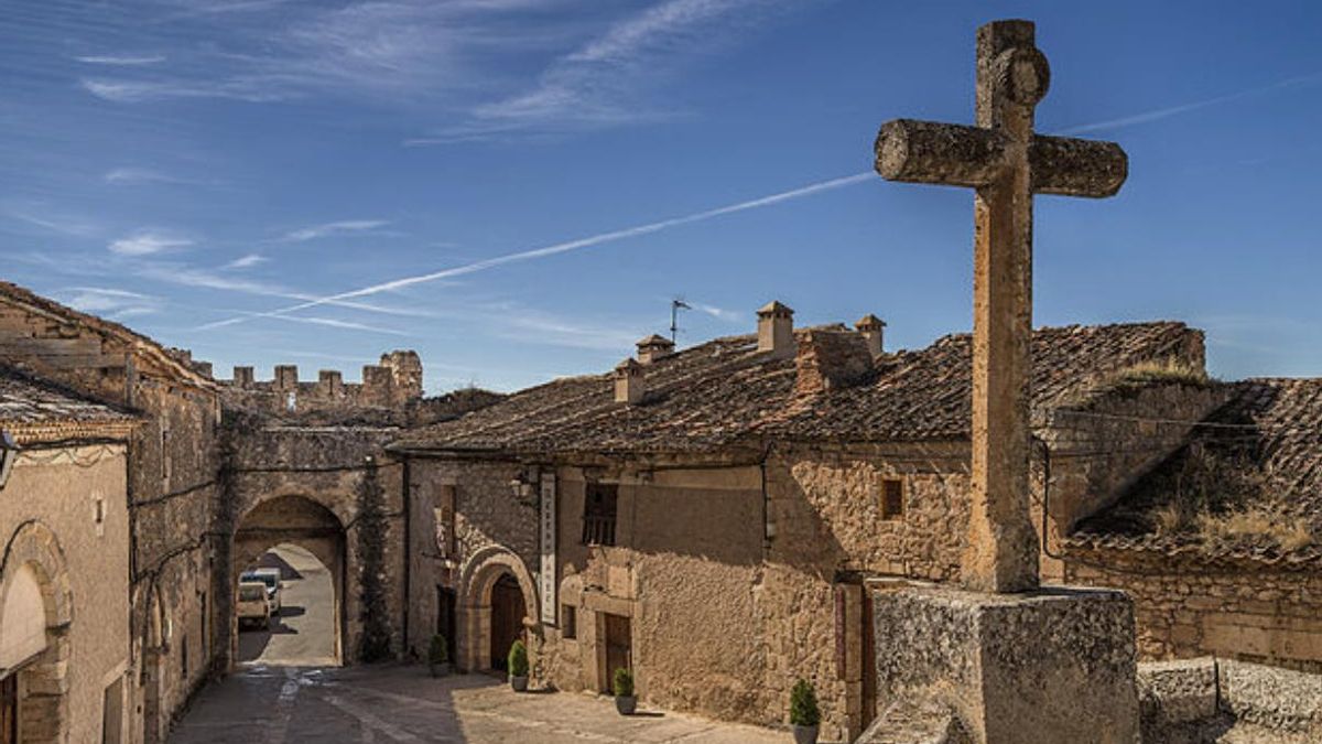 El patrimonio de Madriguera se manifiesta en detalles arquitectónicos que revelan un cuidado exquisito por la tradición constructiva de la región