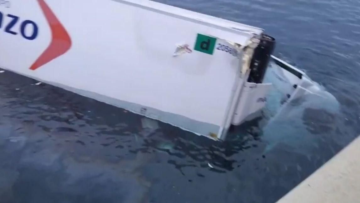 Camión cae al mar en el Puerto de La Luz, en Las Palmas de Gran Canaria.